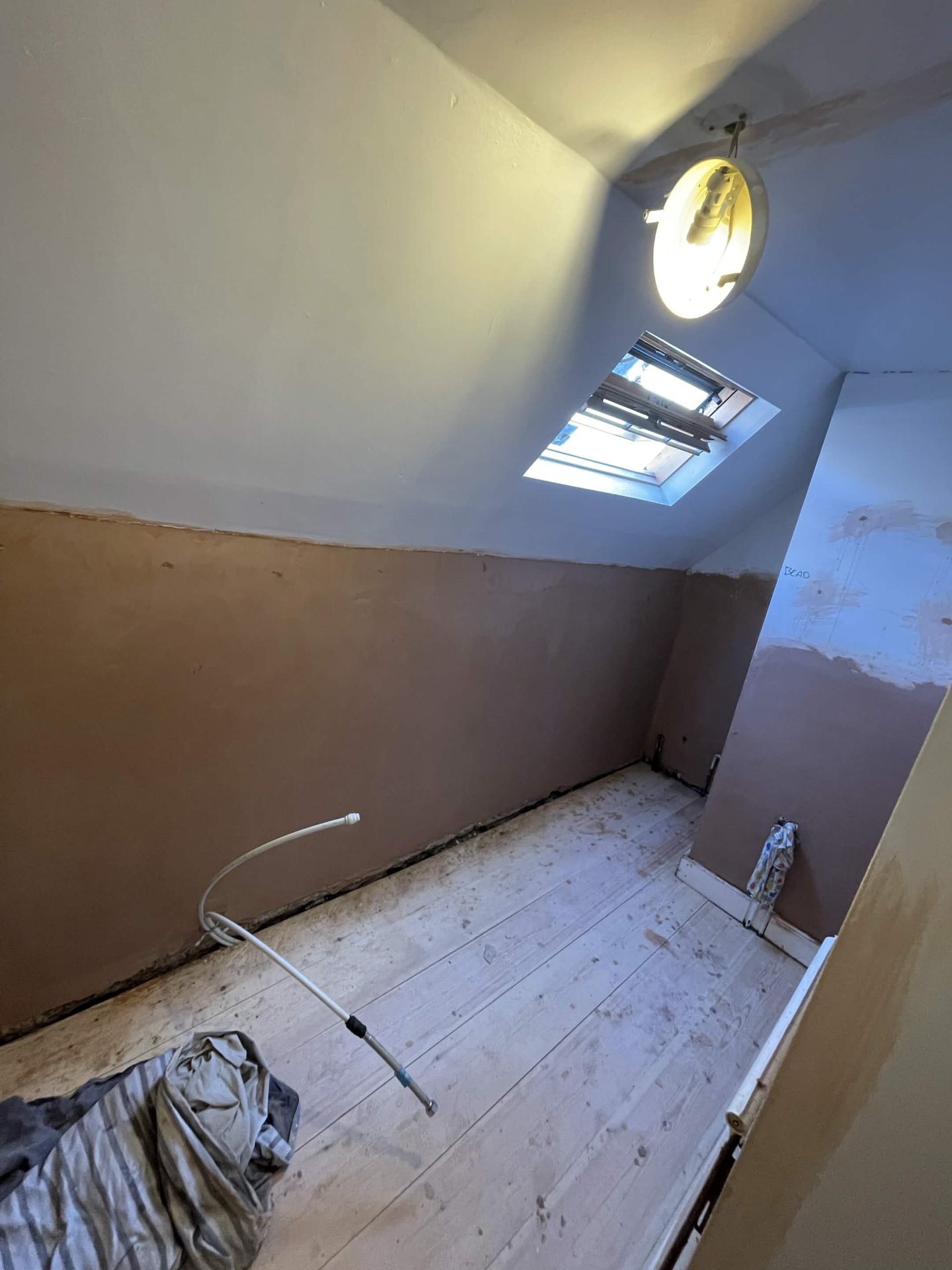 Loft room: bare walls to a flat, smooth finish after plastering