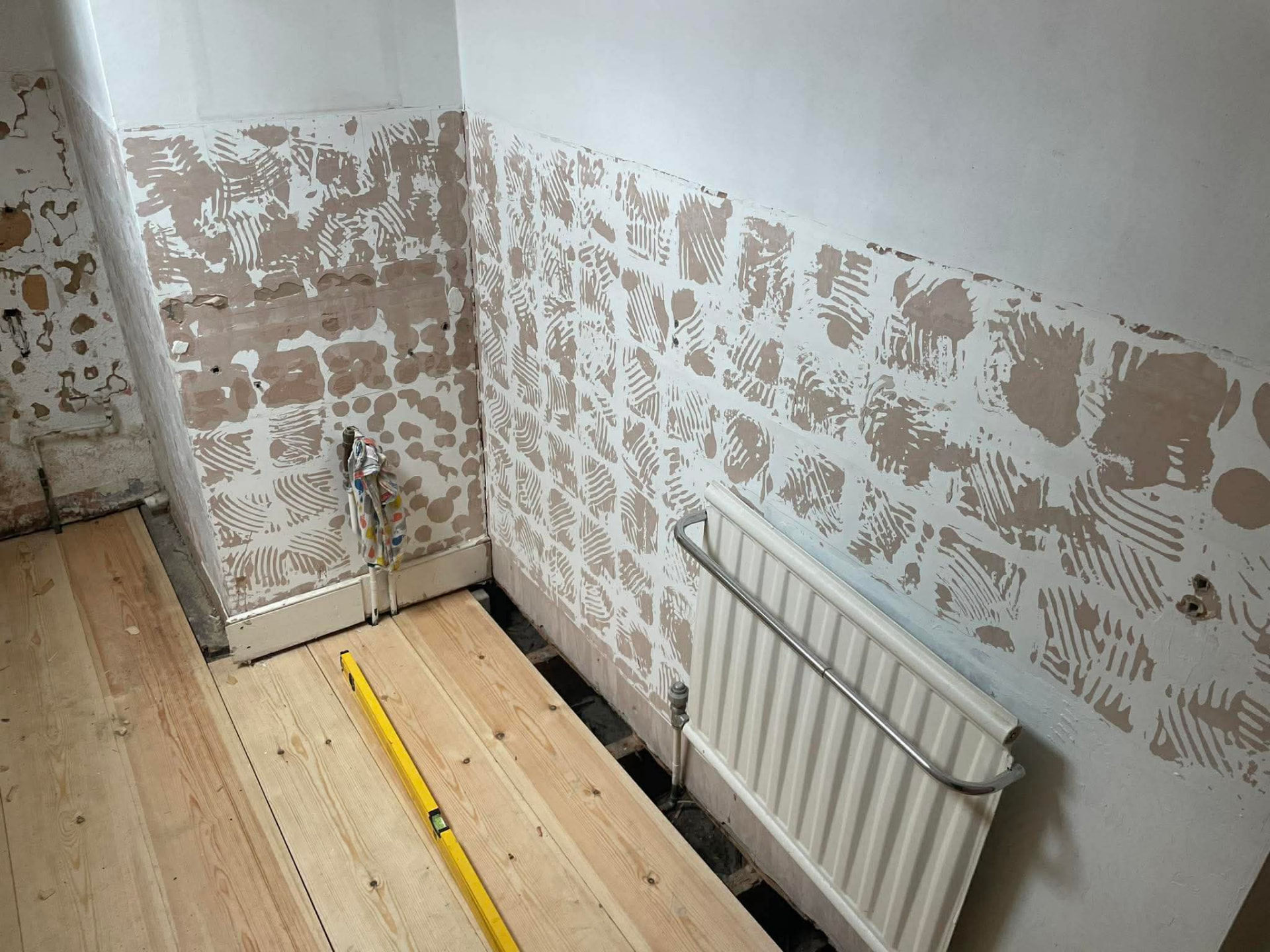 Loft room: bare walls to a flat, smooth finish before plastering